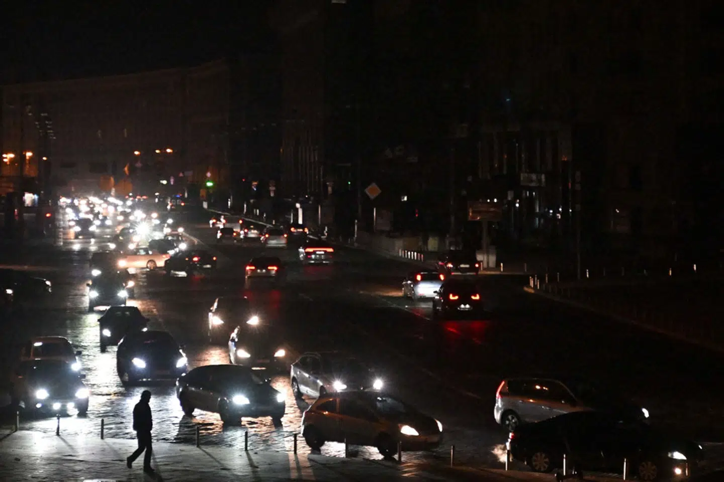 Et såkaldt »brownout« i Ukraines hovedstad, Kyiv. Landet har ikke strøm nok, fordi russerne har angrebet dets energisektor. (Arkivfoto). – Foto: Sergei Supinsky/Ritzau Scanpix