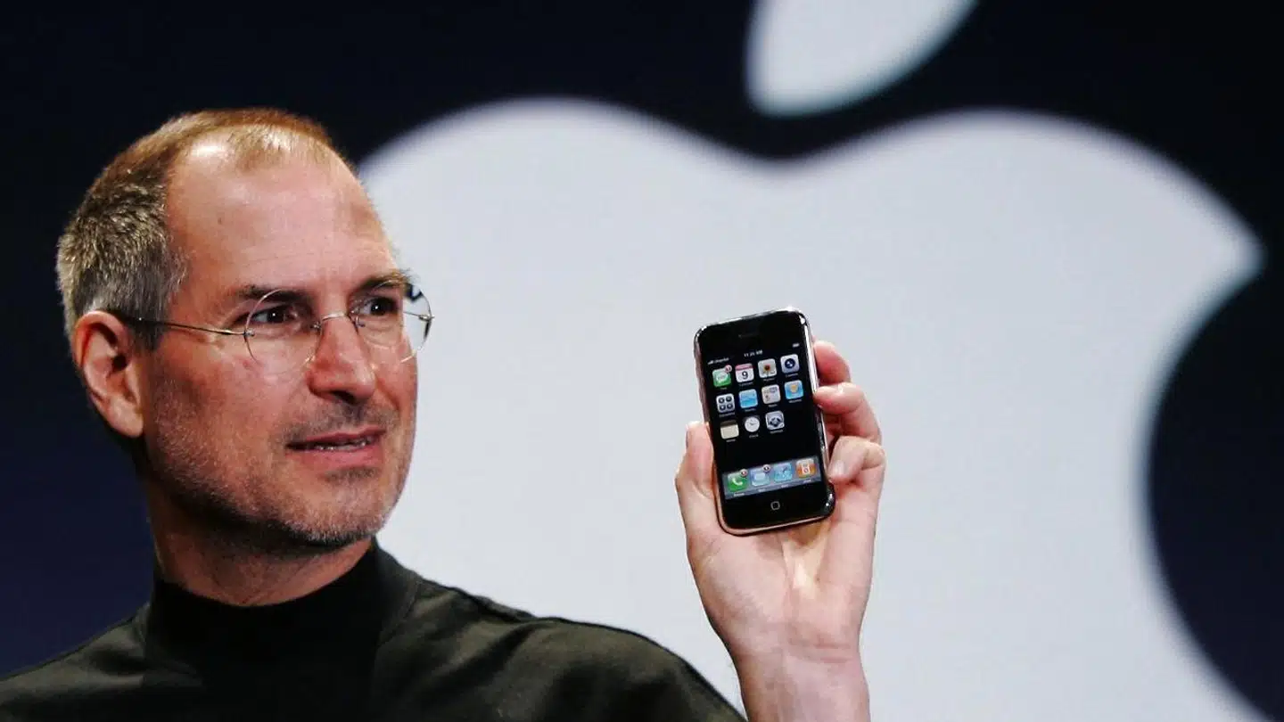 Apple-topchef Steve Jobs fremviser 9. januar 2007 den første og helt nyskabende iPhone, som snart ændrede mobilverdenen helt.
