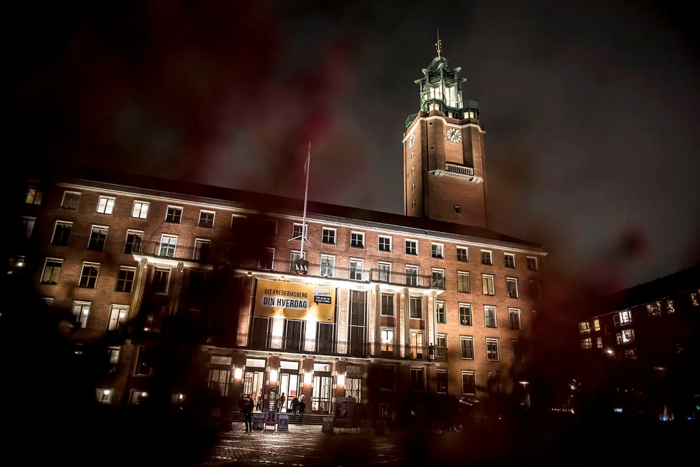 I Frederiksberg Kommune er de ansatte blevet mindet om, at de ikke må lade personligt udstyr på arbejdet. Afdelingschef for Gartner- og Vejservice i Frederiksberg Kommune Ole Philli mener dog, der kan være tilfælde, hvor man gerne må oplade sin telefon på arbejde.