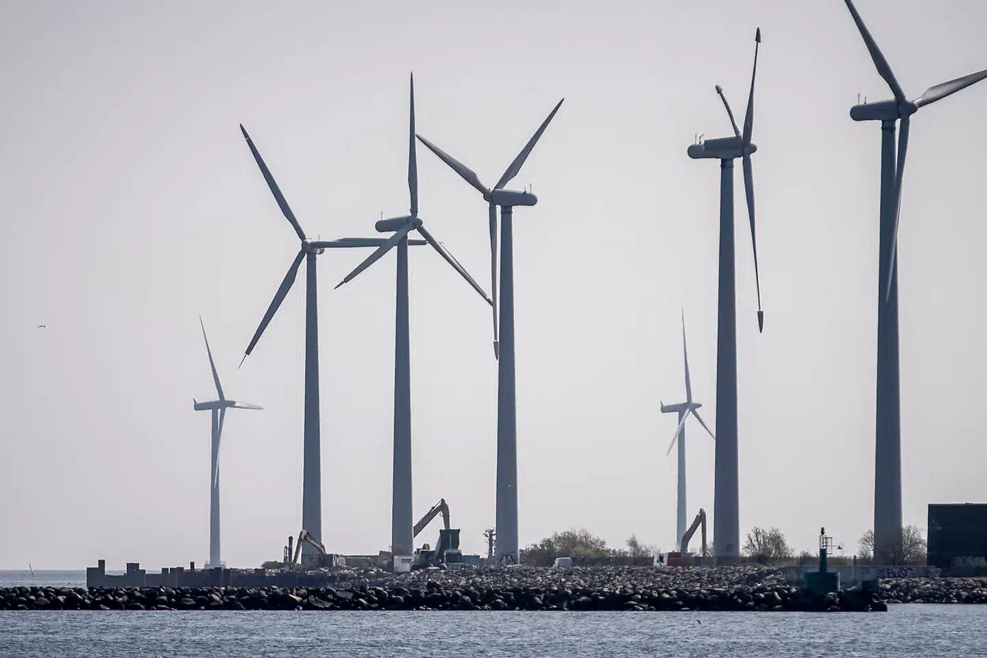 Havde vi haft en stærkere koordineret innovationspolitik, havde regeringens grønne forsknings- og innovationsstrategi fra 2020 og Power-to-X-strategi fra 2021 været lanceret samtidigt. Så kunne vi have været meget længere i arbejdet med at udvikle et marked for grønne brændstoffer. Et arbejde, flere af vores nabolande allerede er i fuld gang med, skriver kronikørerne. Foto: Mads Claus Rasmussen/Ritzau Scanpix