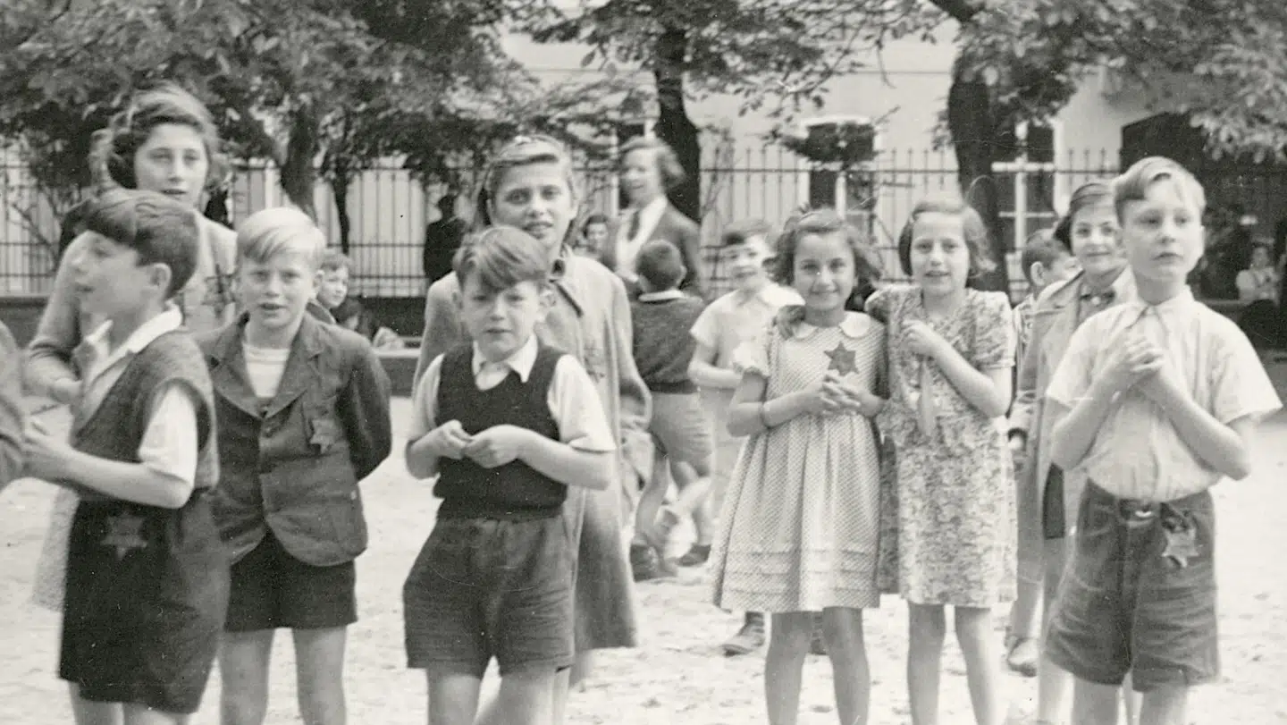 Jødiske børn i Theresienstadt. Bemæk jødestjernen på deres tøj. Fotografiet er taget af Maurice Rossel, der ledede Internationalt Røde Kors under besøget i Theresienstadt i 1944. Efter Røde Kors-delegationens besøg blev mange af fangerne sendt videre til døden i Auschwitz. Delegationens to danske medlemmer lod sig narre af nazisternes opsatte facader og skrev, at jøderne havde det glimrende. Illustration fra bogen.