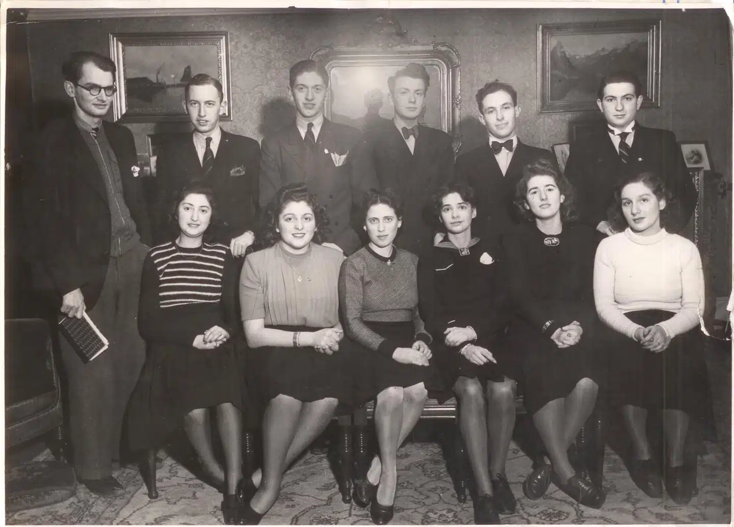 Under besættelsen holdt jøderne, på regeringens opfordring, en lav profil. Simon Kratholm Ankjærgaard skriver om dette fotografi, at det viser en skuespilsgruppe i Jødisk Ungdomsforening 1942. Man opførte Henri Nathansens kendte skuespil »Indenfor murene«. I bagerste række ses Arne Melchior som nr. 3 fra venstre og forfatteren Ralph Oppenhejm som nr. 4. Mens Arne Melchior blev reddet til Sverige, kom Ralph Oppenhejm til Theresienstadt. Skuespillet blev, skriver Simon Kratholm Ankjærgaard, i det skjulte. Foto fra bogen.