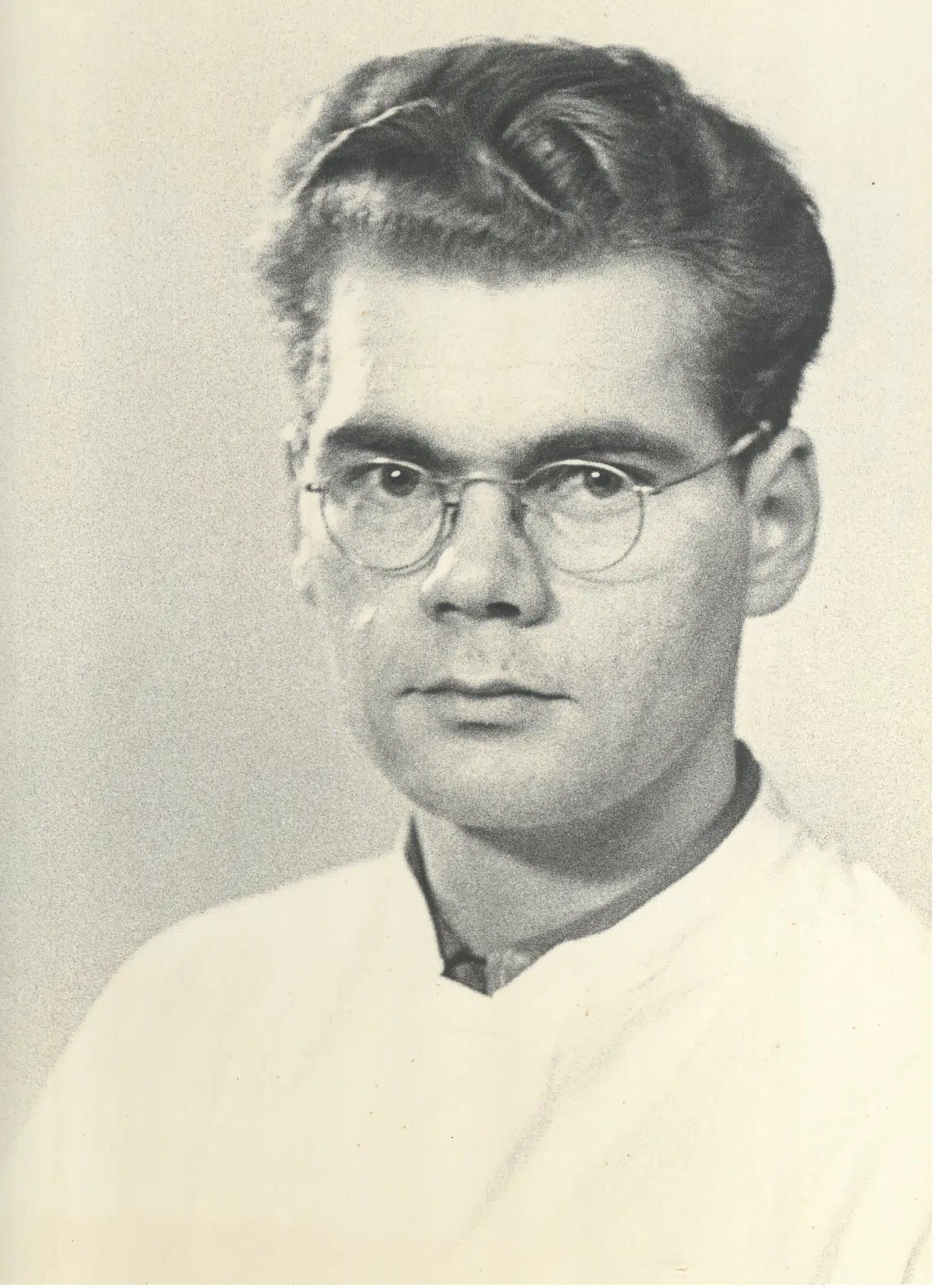 Den 25-årige medicinstuderende Cato Bakman blev 9. december 1943 skudt på Bispebjerg Hospital. Læger, sygeplejersker og andre udførte et heroisk arbejde for at redde jøder. Der er i dag en mindeplade for Cato Bakman på Hospitalet. Illustration fra bogen.