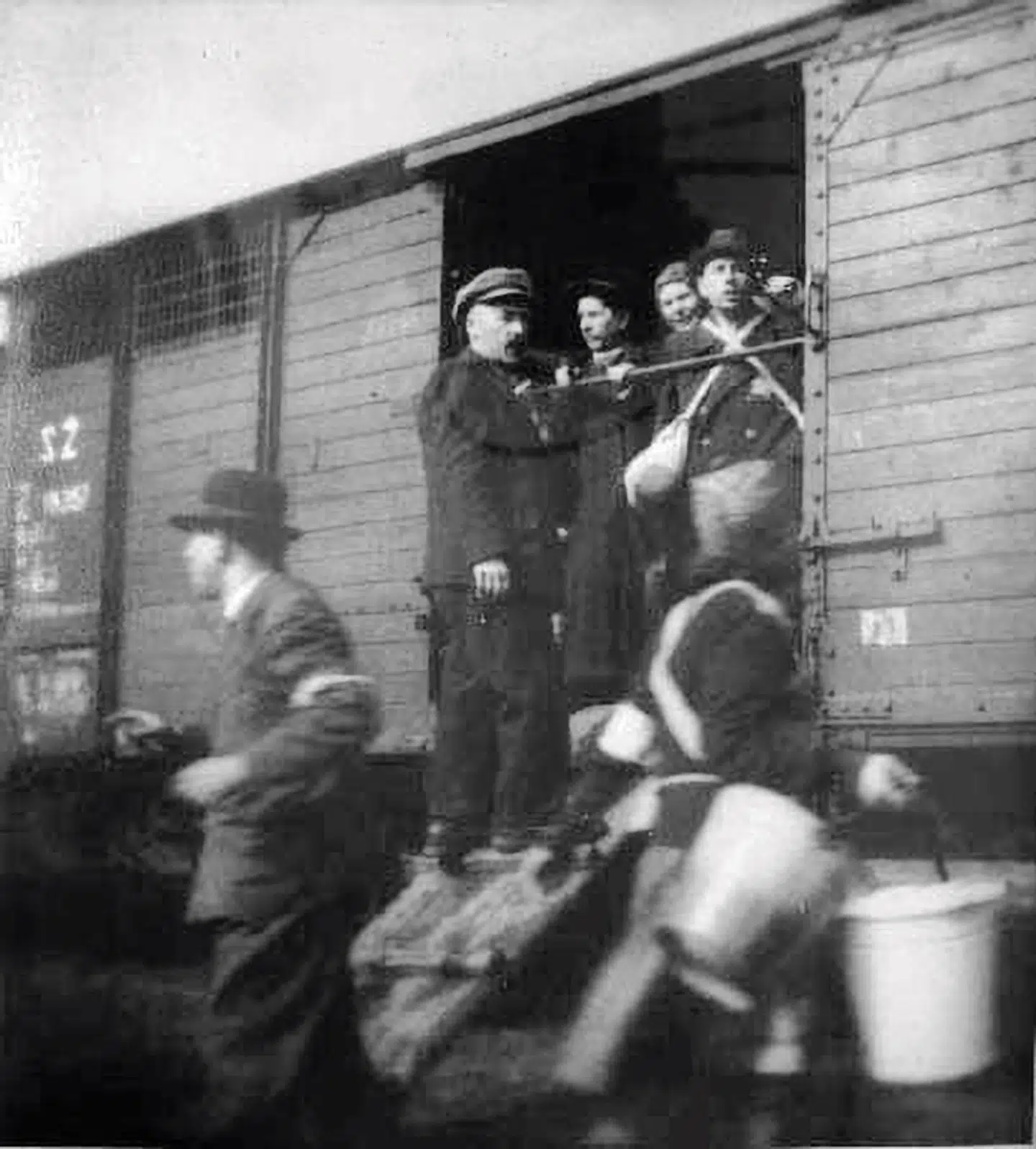 Jøder ankommer med togvogne til kz-lejren Theresienstadt. Lejren var en gennemgangslejr og de fleste blev sendt videre til døden i andre lejre. De danske jøder blev ikke sendt videre, men de vidste ikke, at de var undtaget. De blev brugt af SS til at vise omverden, at jøderne blev behandlet godt. Da en Røde Kors-delegation i 1944 besøgte lejren, lod dens medlemmer sig fuppe af nazisterne og troede, at jødernes forhold var glimrende. Det skrev de i rapporter, der blandt andet gik videre til det amerikanske War Refugee Board, der skulle koordinere indsatsen for jøderne.