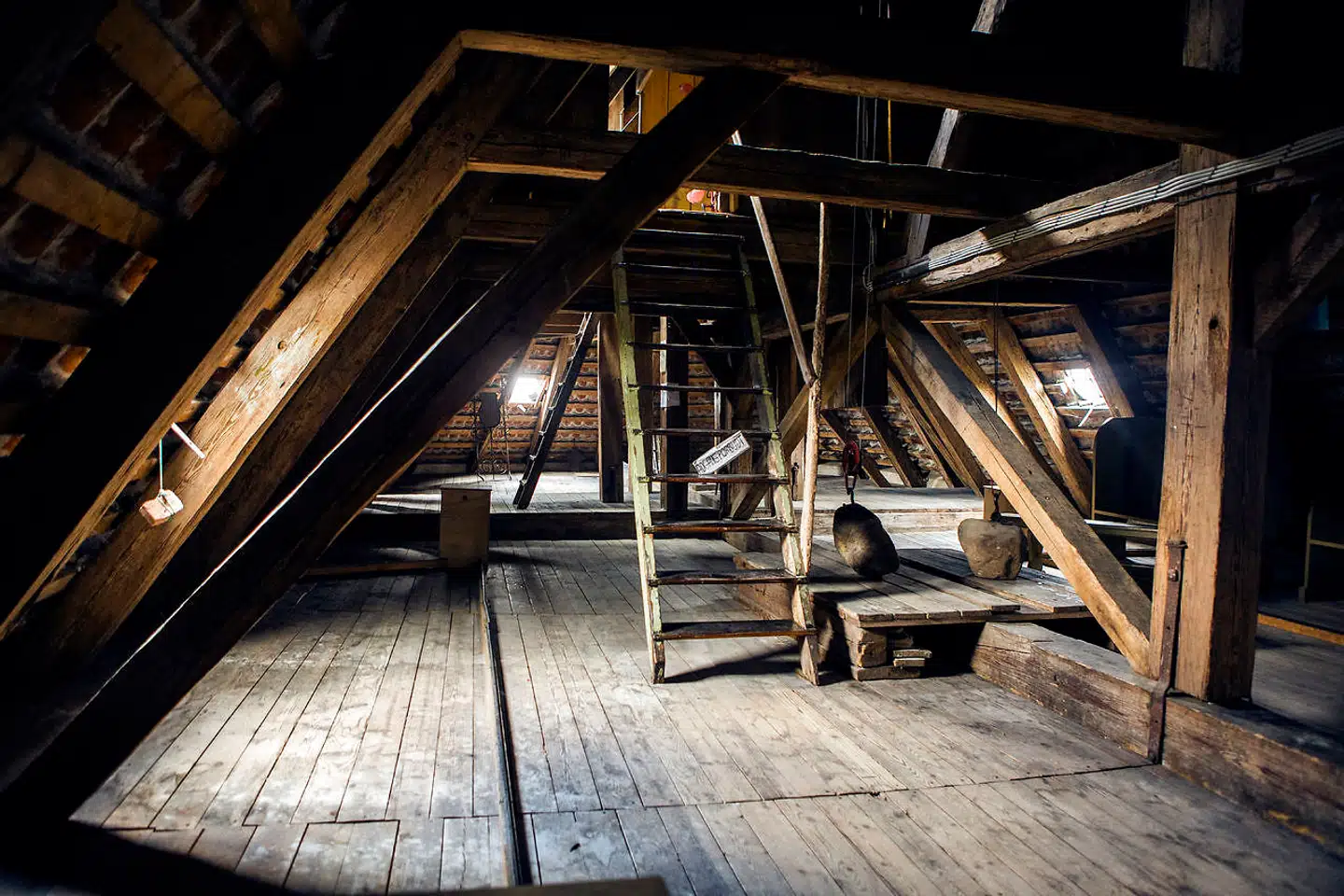 Kirkeloftet i Gilleleje Kirke var scenen for den uhyggelige tilfangetagelse af 60 jøder, som havde skjult sig der. Foto fra bogen.