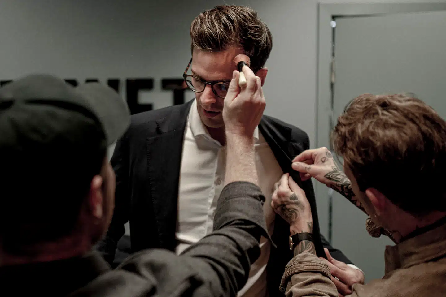 Alex Vanopslagh bliver sminket inden sin deltagelse i »Aftenshowet« på DR1 tidligere i valgkampen. Nu er han uønsket blevet centrum i en sag om en gratis bolig, han har fået stillet til rådighed.