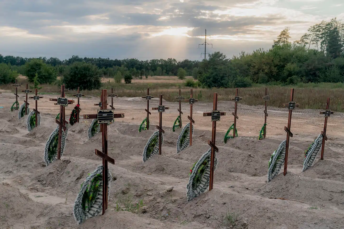 »Magtesløsheden kan måske blive lidt mindre, hvis vi udtrykkeligt nævner tortur, krigsforbrydelser og forbrydelser mod menneskeheden i vores lovgivning og dermed endnu stærkere forpligter os til at retsforfølge disse forbrydelser, når og hvis vi får muligheden,« skriver kommentarens forfattere.