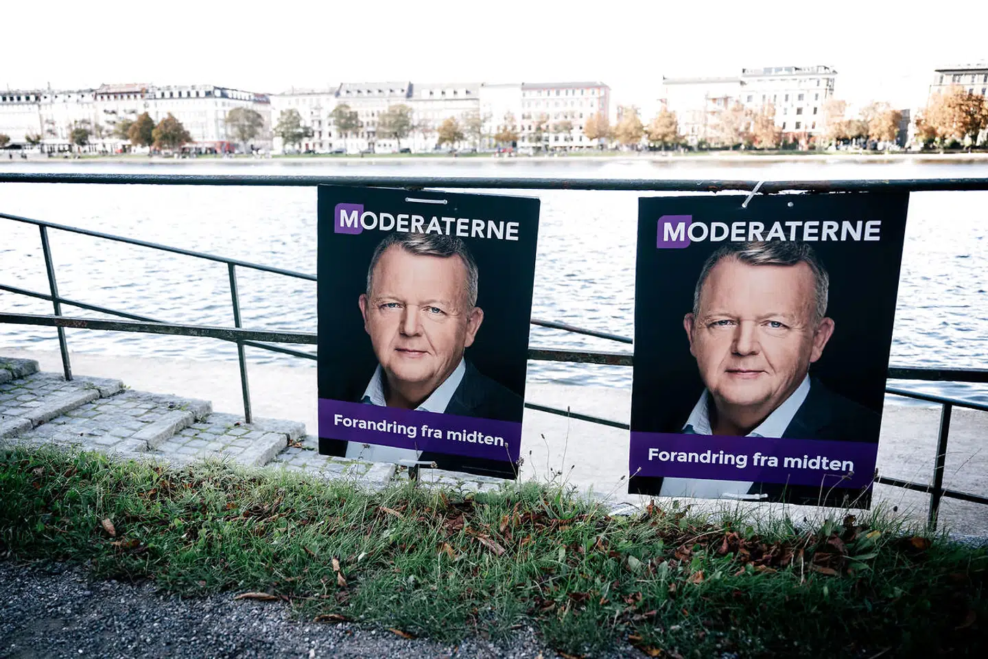 Lars Løkke Rasmussens valgplakater hænger i hele landet, selvom han er opstillet på Sjælland. Derfor kunne partiets yngste kandidat, gymnasieeleven Freya Luna Andersen Borup, bruge sin 19-års fødselsdag på at hænge sin formands plakater op i Vestjylland.