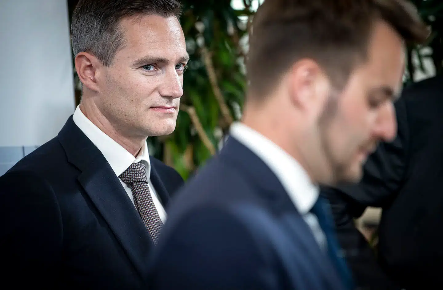 De Konservatives finansordfører, Rasmus Jarlov, og erhvervsminister Simon Kollerup (S) har mildest talt hver sin opfattelse af et nyt udspil fra Socialdemokratiet om at hjælpe butikker og små og mellemstore virksomheder gennem inflationen.