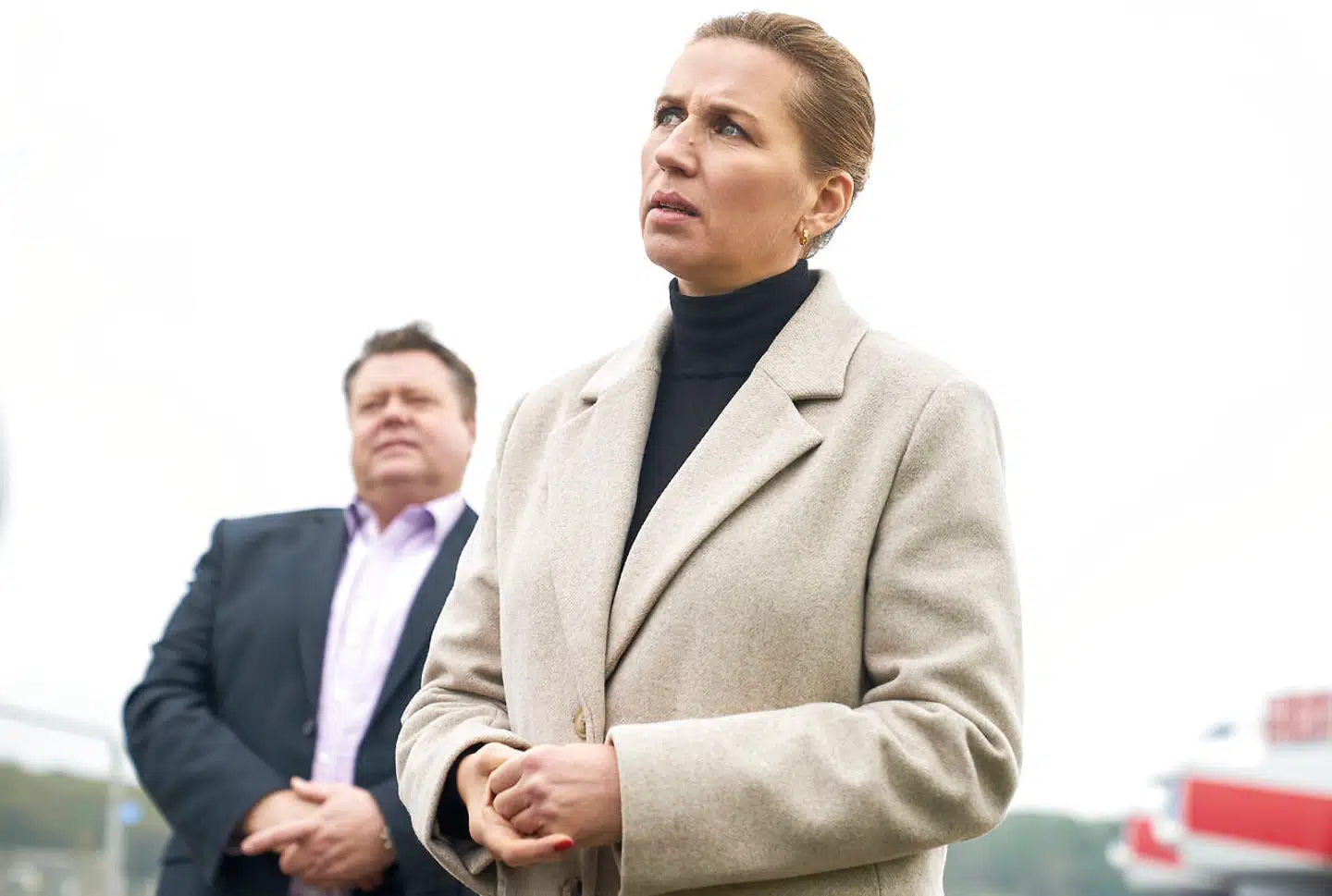 Mette Frederiksen præsenterede fire nye tiltag, der skal hjælpe inflationsramte borgere og virksomheder. Finansieringen møder dog kritik fra økonomer og politikere.