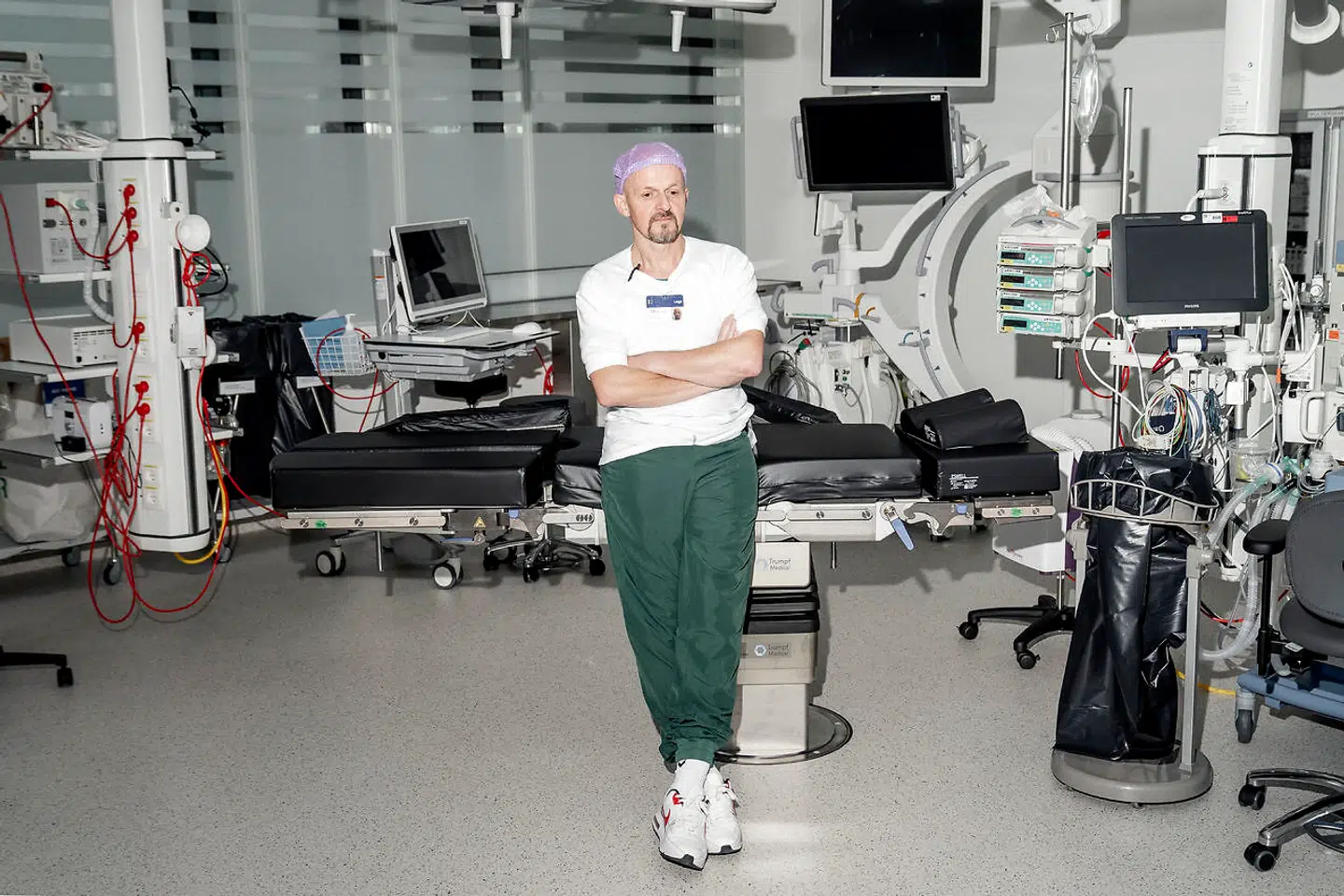 En mangel på relativt få medarbejdere har sendt det danske sundhedsvæsen i knæ og udstiller, hvor sårbart systemet er, lyder kritikken. På Herlev Hospitals akutortopædiske afdeling kan en enkelt sygemelding lukke et operationsleje en hel dag, og så kommer vi bagud, lyder det fra overlæge og kirurg Peter Søndergaard.