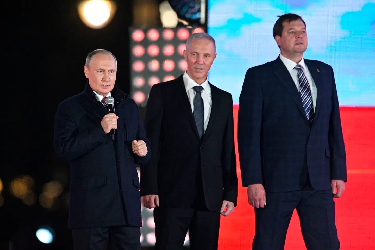 Manden ved siden af Vladimir Putin blev regnet for færdig i ukrainsk politik. Men så kørte de russiske kampvogne ind i den ukrainske by Kherson. Invasionen forvandlede et makkerpar med en særdeles broget fortid til byens nye bosser. Her ses Volodymyr Saldo i Moskva.