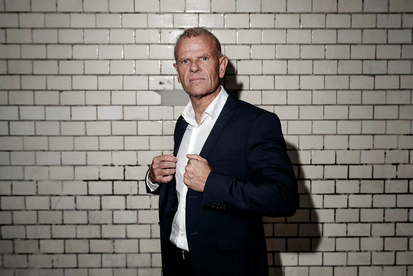 Lars Findsens beretning efterlader et indtryk af en statsmagt, der bruger meget voldsomme midler under hele forløbet, herunder har fundet det nødvendigt at begå karaktermord, ikke alene på Findsen, men også på hans kæreste ved et udstille deres mest private liv, mener Keld Monrad Hansen.