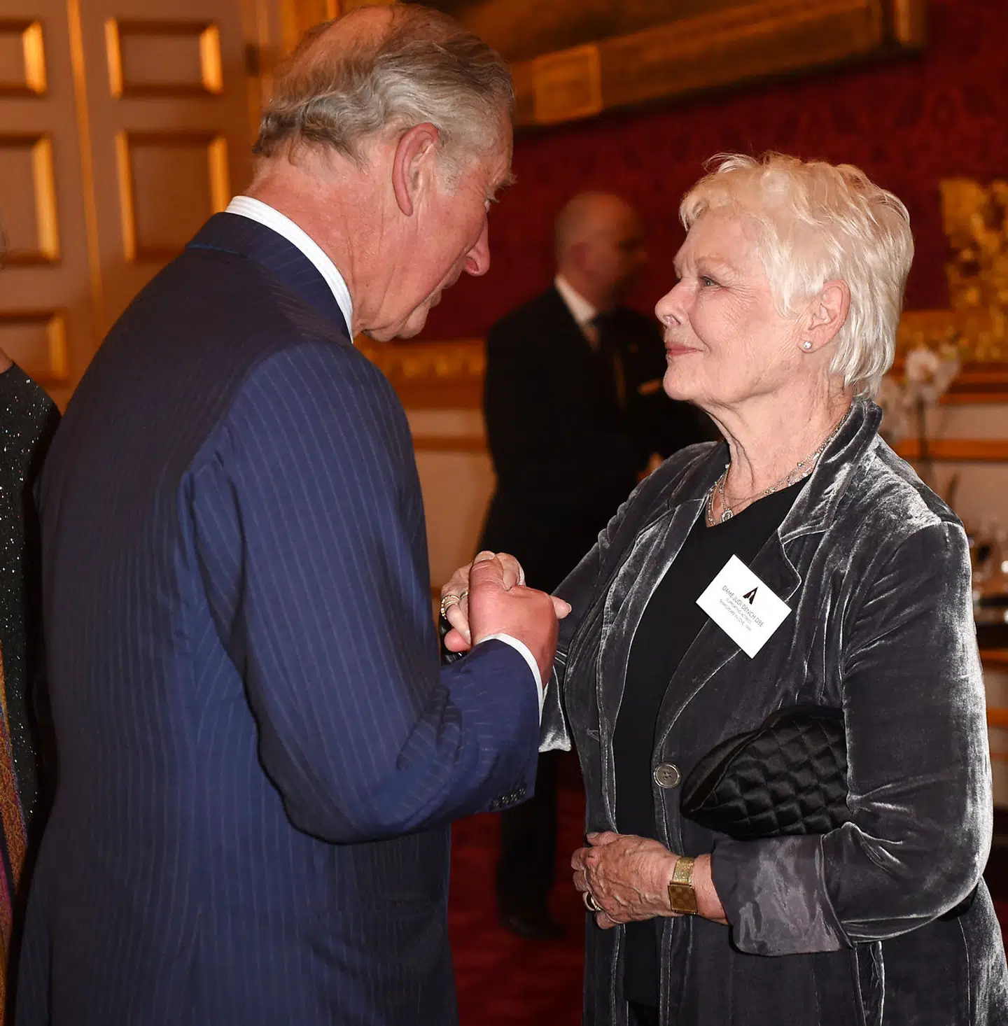 Judi Dench og kong Charles kender hinanden godt, skriver BBC. Her mødes de ved en reception for britiske Oscar-vindere i 2016.
