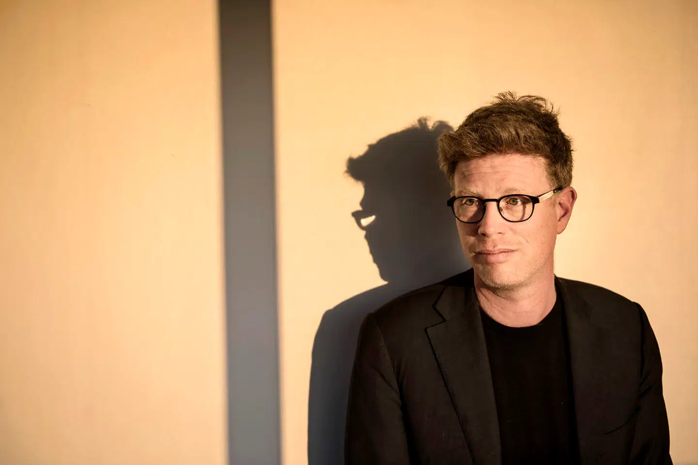 »Nogle få kæmper en brav kamp for at tvinge lidt udvikling og organisatorisk nytænkning igennem, men de kvæles af den stramme politiske spændetrøje, der kendetegner denne regering,« skriver Martin Krasnik, Weekendavisens chefredaktør, i en leder.