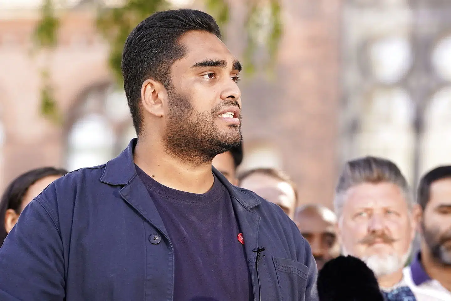 »Muslimer skal altså stemme på muslimer. Og selvfølgelig helst på Frie Grønne, som er de eneste, der virkelig kæmper for muslimerne,« skriver Christian Marcussen.