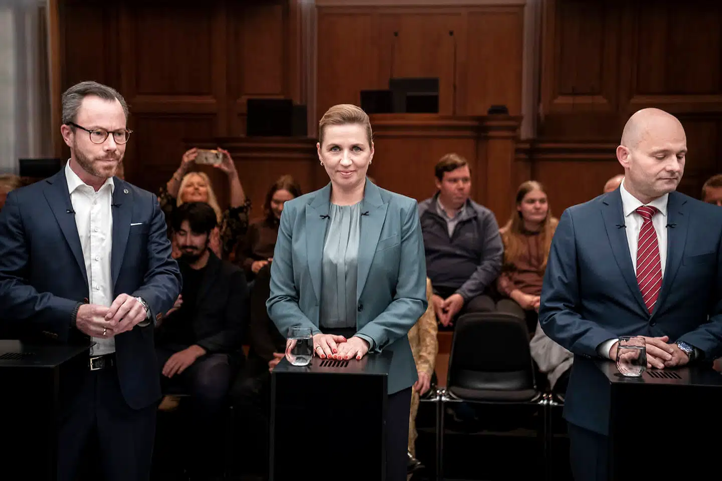 »Denne gang er valgkampen anderledes i sit udtryk. Den er umiddelbart ekstremt pæn. De tre (måske fire) statsministerkandidater kappes ikke kun om vælgerne, men om at rose og anerkende hinanden,« skriver Andreas Gylling Æbelø.