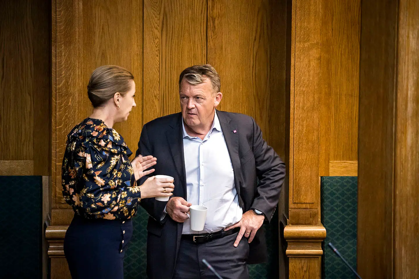 Nu melder Lars Løkke klart ud. Han vil have en regering over midten, og den skal indeholde Socialedemokratiet. På billedet ser vi Mette Frederiksen (S) og Lars Løkke Rasmussen (Moderaterne). På Folketingets Åbningsdebat torsdag d. 6. oktober 2022.