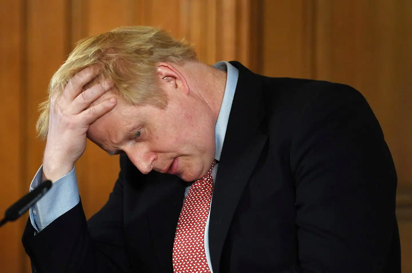 I juli trådte 57 medlemmer af hans egen regering tilbage, fordi de havde mistet al tillid til Boris Johnson. Et meget stort flertal af de konservative parlamentarikere meddelte, at de ville af med ham. Nu mener han så, at han skal tilbage til magten.