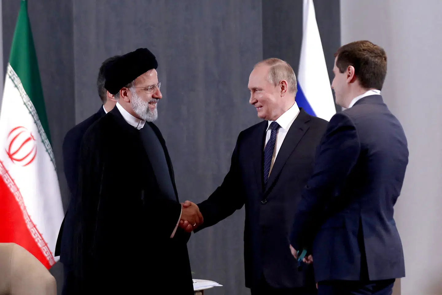 Ruslands præsident, Vladimir Putin, giver hånd til Irans præsident, Ebrahim Raisi, på et møde i Shanghais samarbejdsråd i Usbekistan. Nu er Iran eksportør af missiler og droner til Rusland.