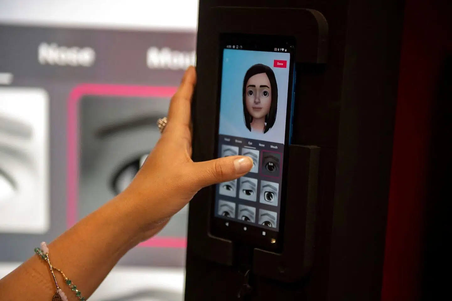 »Vi skal ikke skyde regeringens digitaliseringsstrategi ned, men det kunne se ud til, at vi har mere brug for handling, end for flere strategier,« skriver Elisa Nadire Caeli og Thomas Telving. På billedet er en ung kvinde i gang med at producere et virtuelt billede af sig selv på en TikTok-stand på en international influent-konvention i Mexico City i september måned.