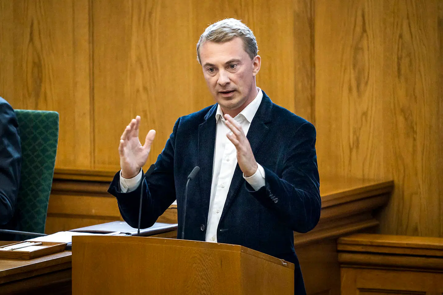 En forbedring af danskeplejehjem skal indeholde whistleblowerordning, mere personale og køkken på alle plejehjem ifølge forslaget fra Dansk Folkeparti.