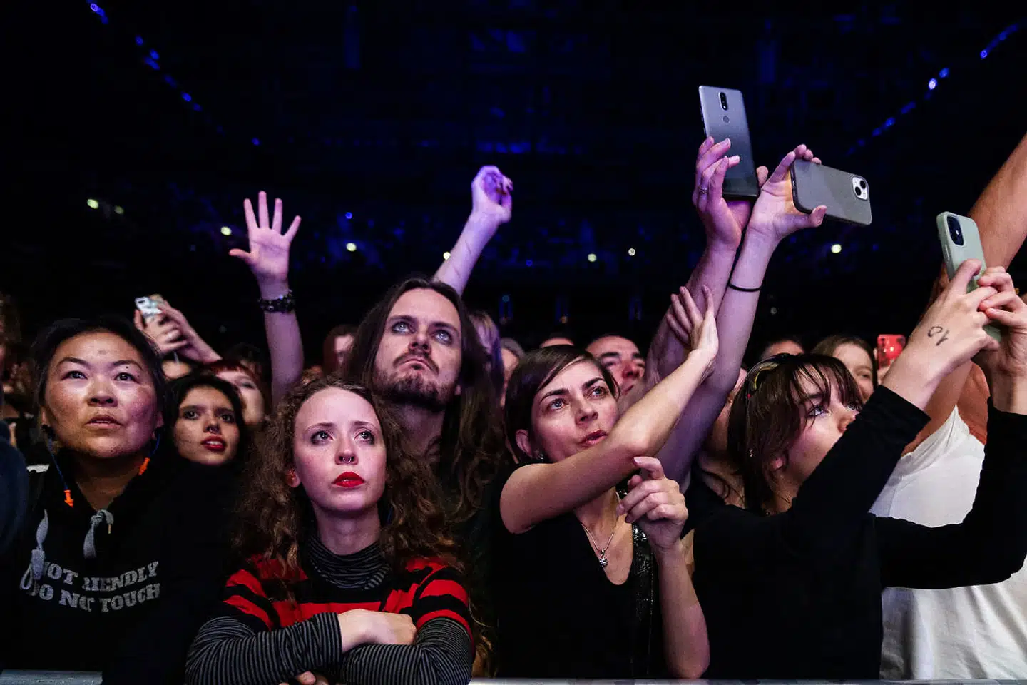15.000 publikummer havde købt billet til The Cures koncert i Royal Arena fredag 14. oktober. Hvis en af dem havde fået den idé at iføre sig pastelfarvet tøj, ville man bestemt have bemærket det.