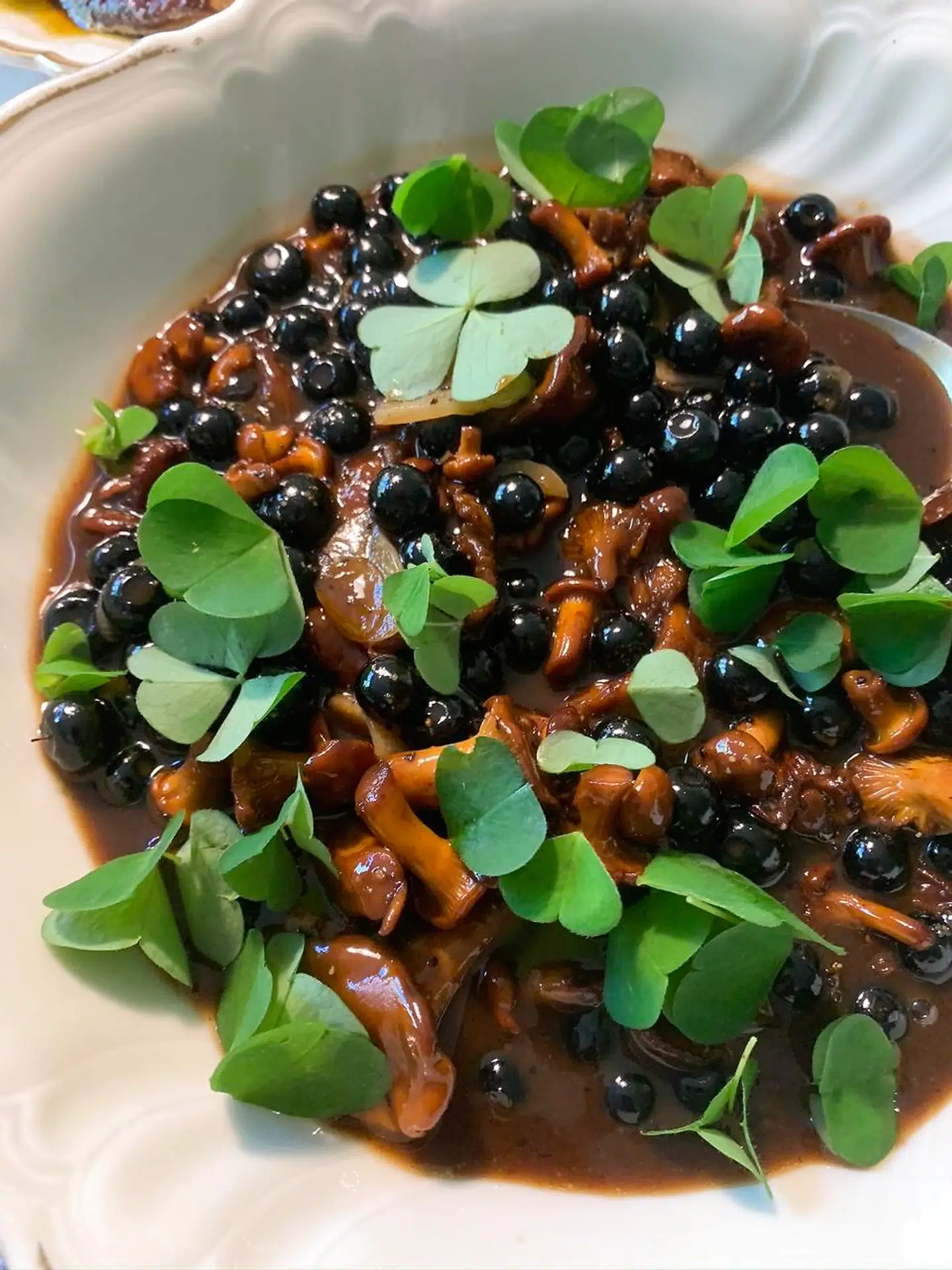 Man kan udelade gåseleveren og »nøjes« med de stegte svampe med vilde bær og urter, hvis man er vegetar eller ikke lige har gåselever i nærheden.