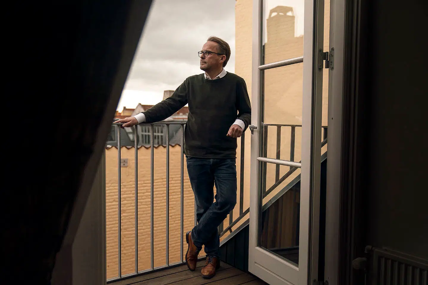 Ekstern lektor i offentlig ret ved Københavns Universitet og bestyrelsesformand for Transparency International Danmark, Jesper Olsen, mener, der er tale om en systemfejl, når udvalgsmedlemmer hos Statens Kunstfond kan søge penge af Statens Kunstfond.