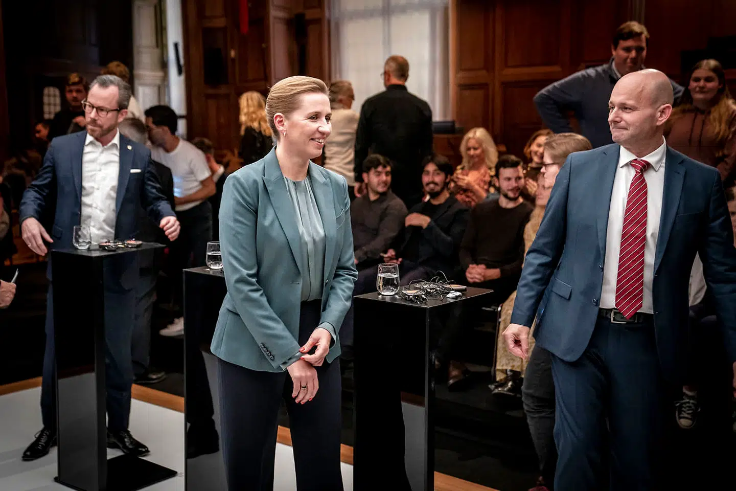 »De tre statsministerkandidater, formand for Socialdemokratiet Mette Frederiksen, formand for Venstre Jakob Ellemann-Jensen og formand for De Konservative Søren Pape Poulsen debatterer på DR 1 i DR Koncerthuset søndag den 16. oktober 2022,« skriver Christoffer Buster Reinhardt. Her ses søndagens tre statsministerkandidater til debat på DR.