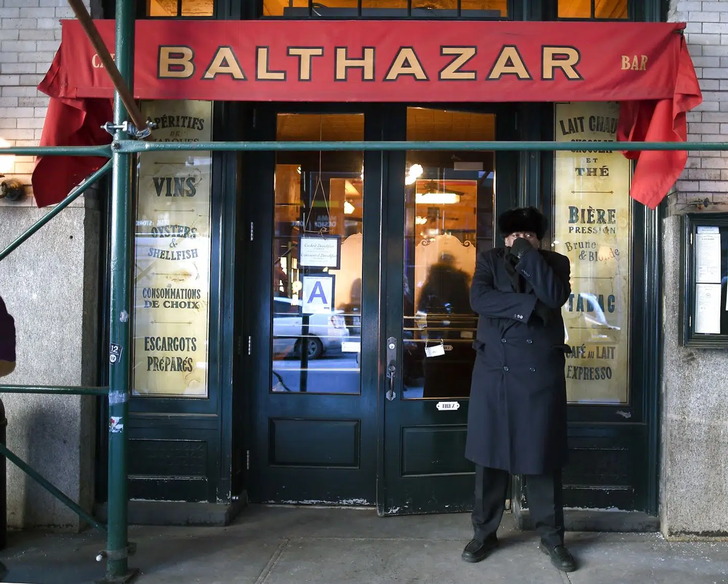 »James Corden er en vældig begavet komiker, men en lille, åndssvag mand,« indleder ejeren af Balthazar sit opslag.