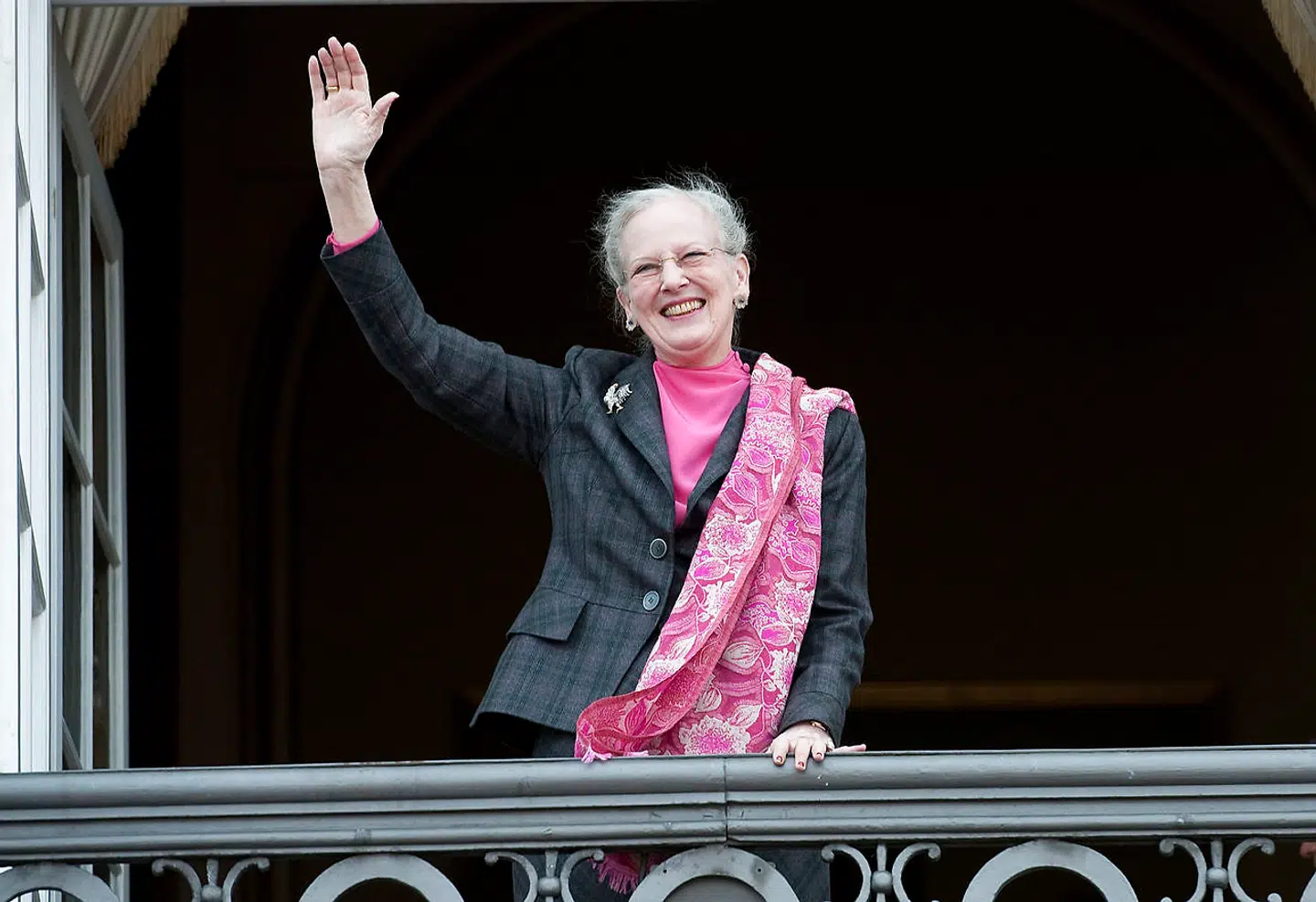 Normalt er det balkonen på Amalienborg Slot, dronning Margrethe lader sig hylde fra, men 12. november kan københavnere og tilrejsende undersåtter fra hele landet vinke til Dronningen på Rådhuspladsen i København.