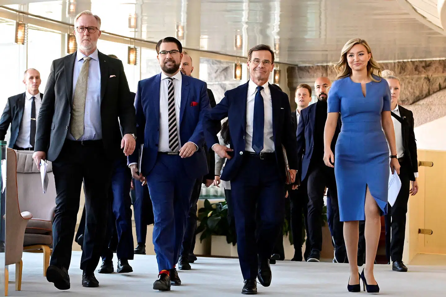 Fredag præsenterede det konservative Moderaternas leder Ulf Kristersson regeringsgrundlaget for Sveriges kommende borgerlige regering. Fra venstres ses lederen af Liberalerna, Johan Pehrson, støttepartiet Sverigedemokraternas leder Jimmie Åkesson, Moderaternas leder Ulf Kristersson og Kristdemokraternas leder Ebba Busch.