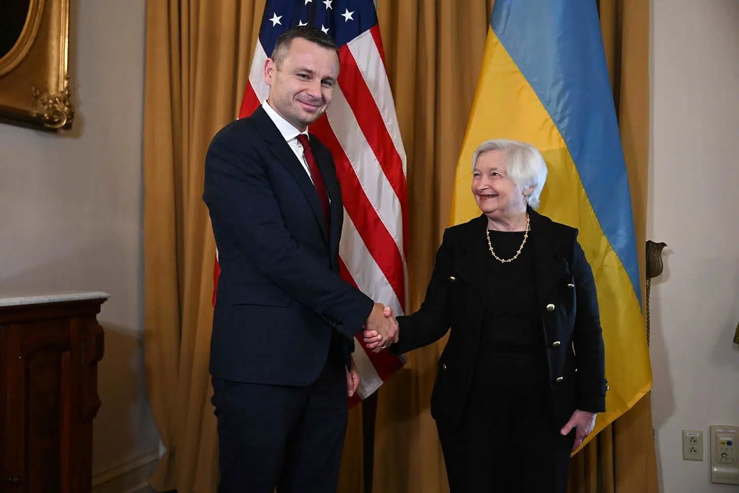 Ukraines finansminister, Sergii Martjenko (t.v.), hilste på sin amerikanske kollega, Janet Yellen (t.h.), i Washington, D.C. 11. oktober. USA er langt den største yder af økonomisk støtte til Ukraine.
