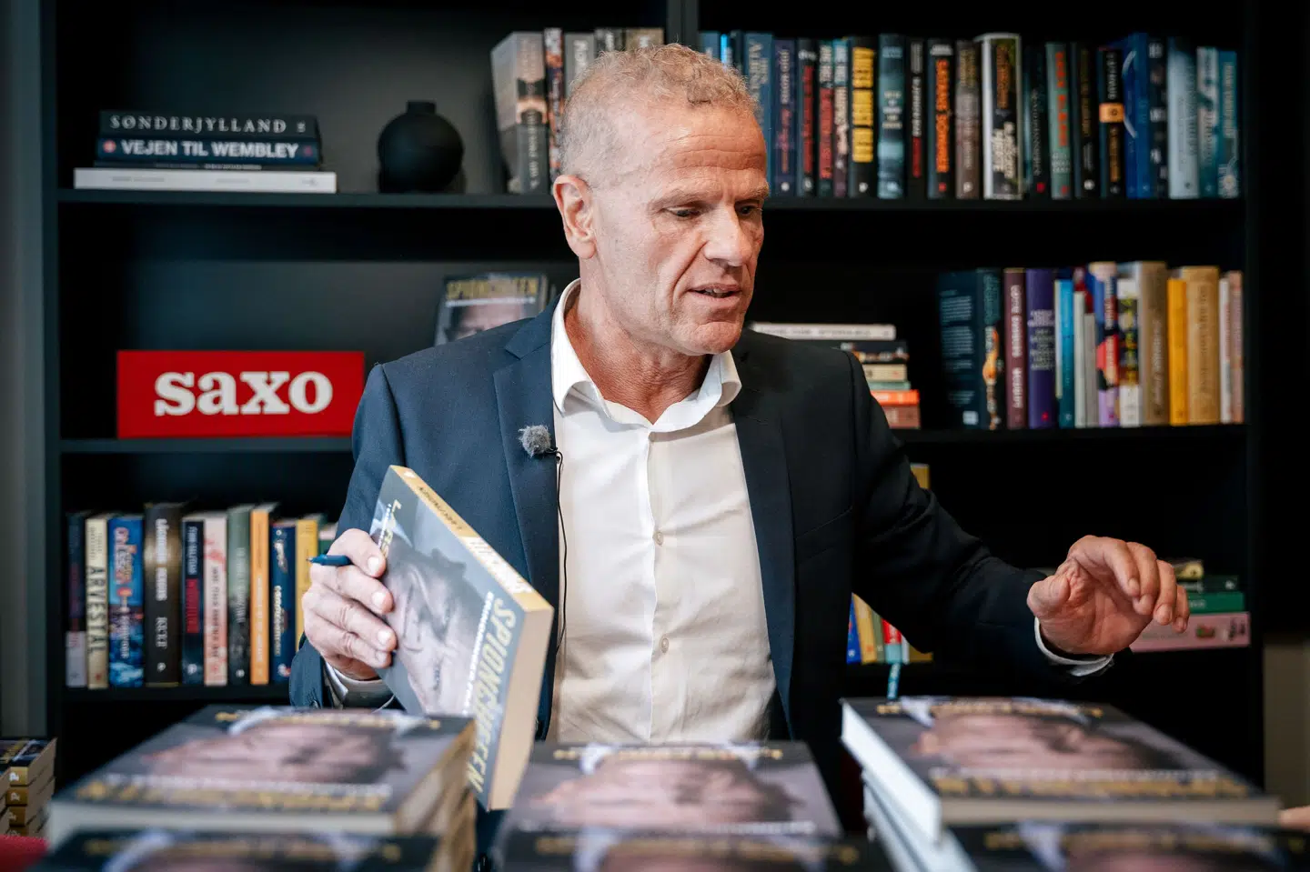 Lars Findsen signerer sin nye bog Spionchefen - Erindringer fra celle 18 i København. Emil Helms/Ritzau Scanpix