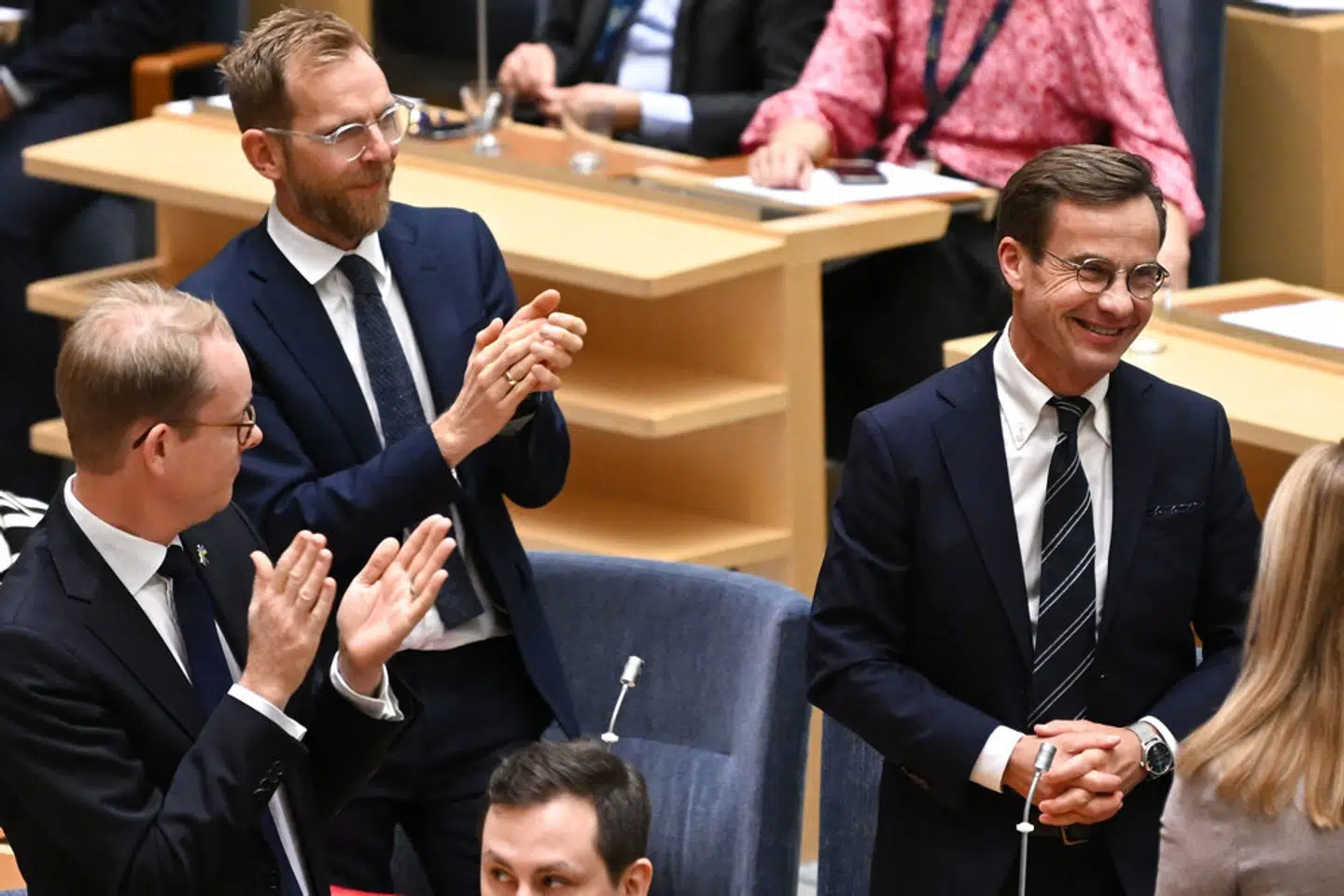 Sveriges nye statsminister, Ulf Kristersson, modtog klapsalver fra sine kolleger mandag, da hans regering fik grønt lys af Riksdagen. – Foto: Jonathan Nackstrand/Ritzau Scanpix