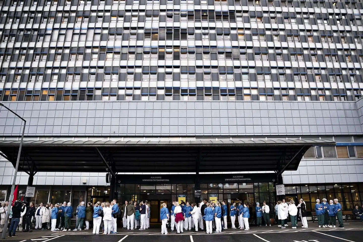 »Hvis man spørger folk direkte om hver medarbejdergruppes »temperatur«, hvor nul er koldest, mens ti er varmest, har sygeplejerskerne de klart varmeste hænder med et snit på otte,« skriver Asmus Leth Olsen.