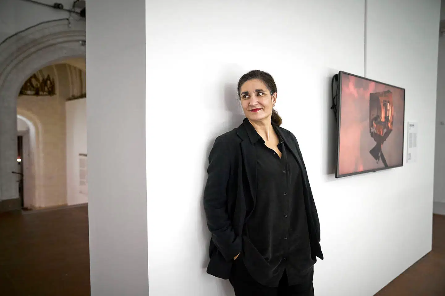 Kurator Diana Valasco foran sit eget værk i forbindelse med NFT-udstillingen »CryptoPong« i Nikolaj Kunsthal.