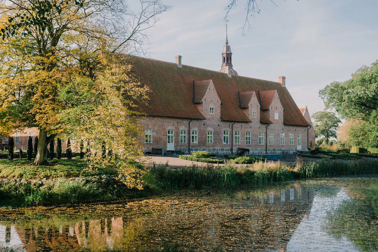 Nordfløjen har fået sine kviste igen, taget er blevet fornyet, og voldgraven er blevet genetableret. Forandringerne ved Rosendal Slott har været gennemgribende.