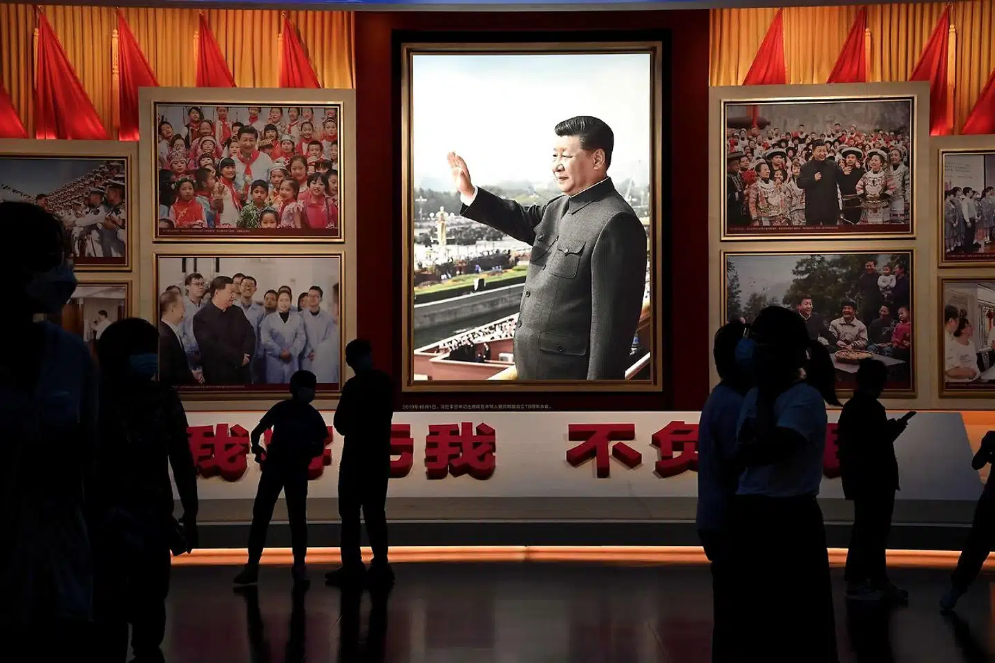 Kinas leder, Xi Jinping, som han blev præsenteret på Kinas Kommunistiske Partis museum i Beijing i september. Han bliver af nogle sammenlignet med Mao Zedong, omend han aldrig har opnået samme afgudsdyrkelse som »Den store rorgænger«.