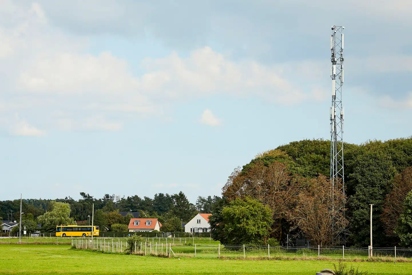 Alene i 2021 blev der investeret over ti milliarder kroner i Danmark fra tele- og internetselskabernes side, og langt størstedelen af pengene blev brugt på at forbedre og udvide de faste og mobile net i hele landet. Gang på gang skaber det problemer, at så mange forskellige myndigheder hver sidder med en brik til det store telepuslespil, og det vil Venstre og De Konservative ændre.
