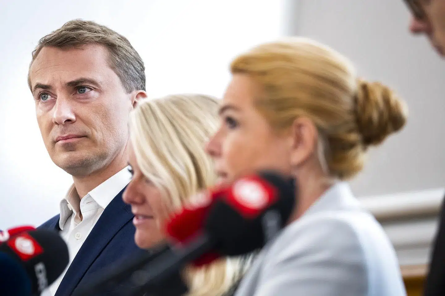 »Dansk Folkeparti går ind for et tidssvarende samarbejde med andre lande om at beskytte forfulgte mennesker. Men ingen international aftale eller domstol skal have en status over vores eget folkestyre: Folketinget og Grundloven,« skriver Morten Messerschmidt.