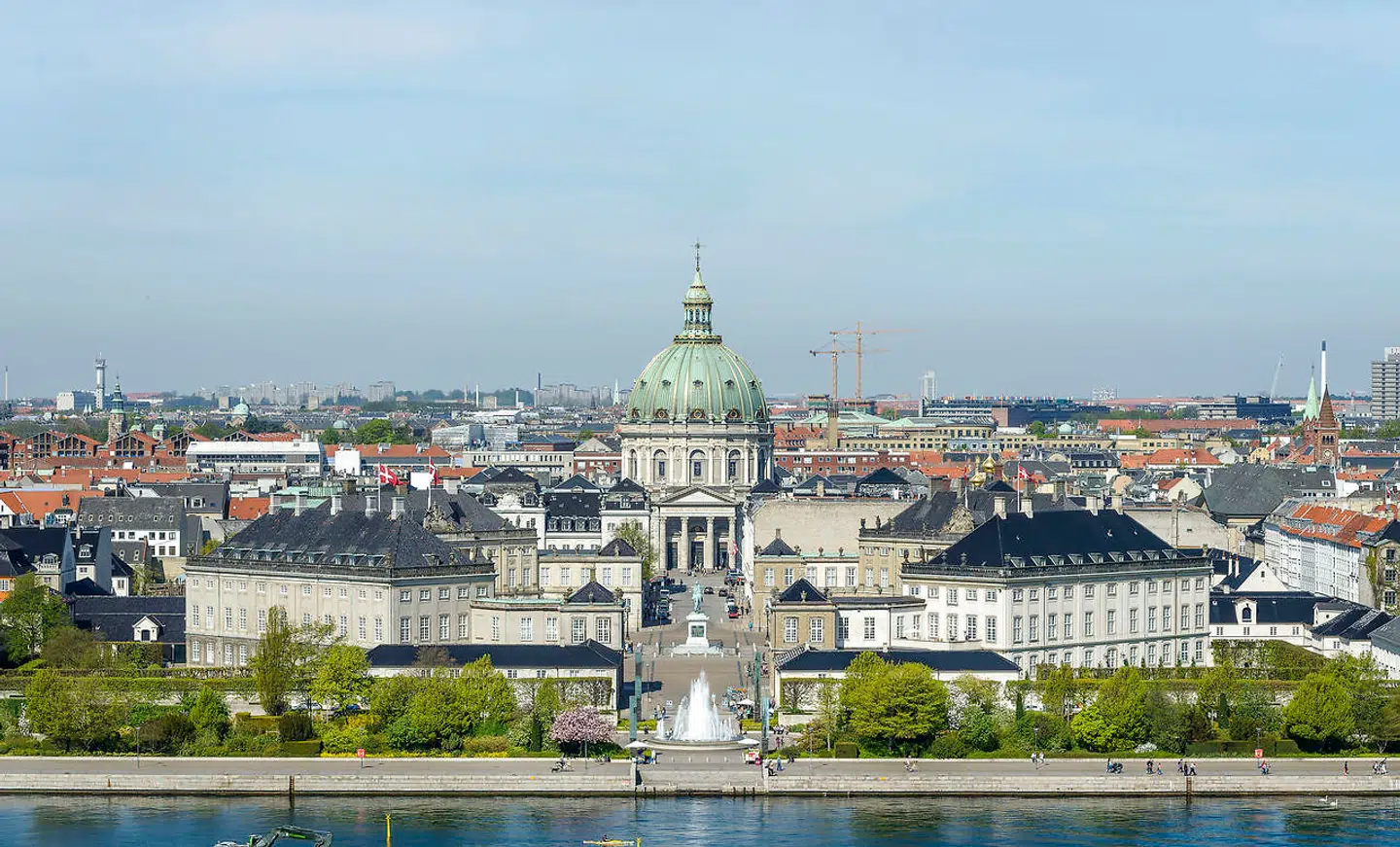Amaliehaven ligger mellem Amalienborg Slot og havnefronten, hvor danske udvandrere i sin tid steg på skibet til Amerika.