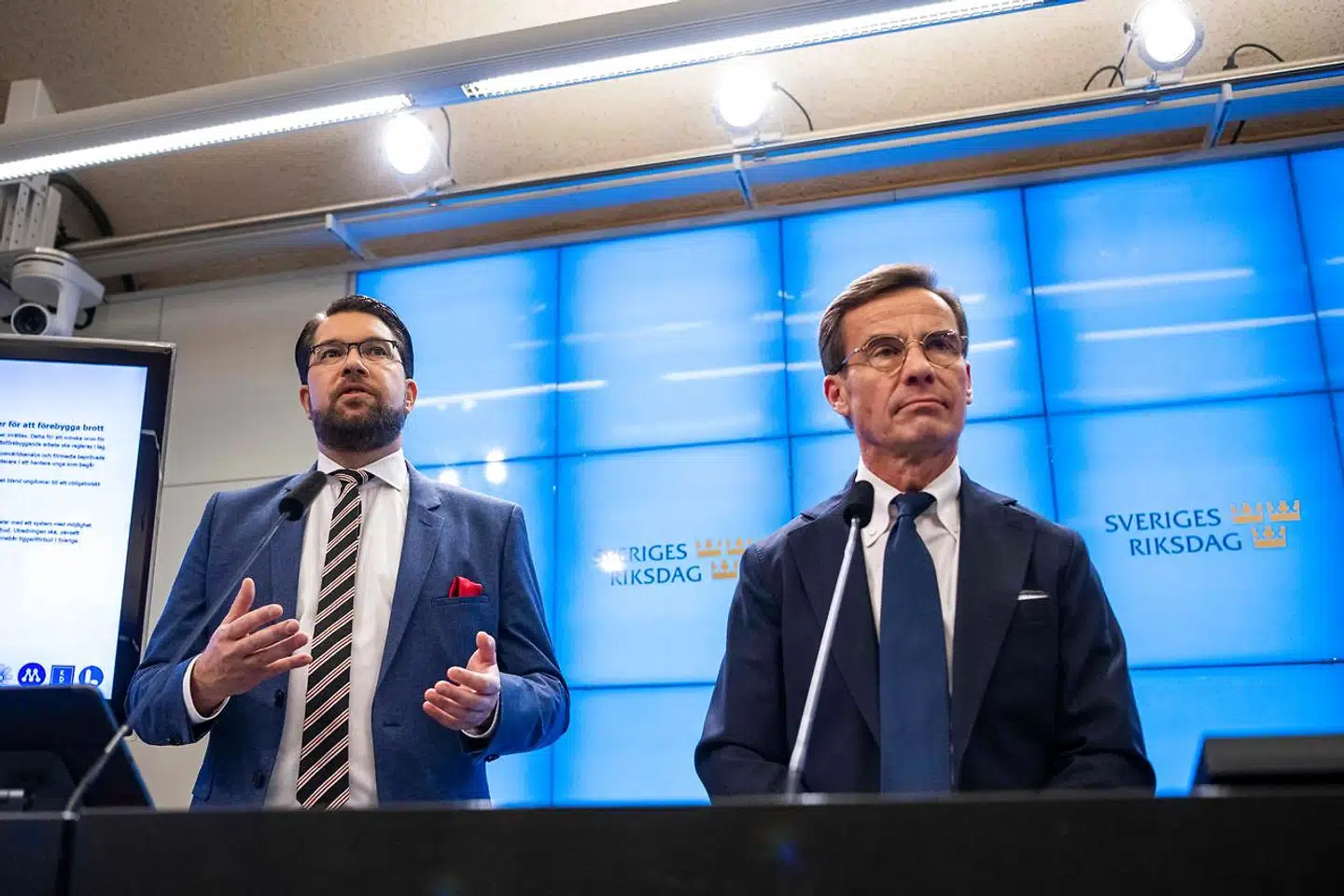 Det er ham til højre i billedet, Moderaternas partileder Ulf Kristersson, der bliver Sveriges næste statsminister. Men det er manden til venstre i billedet, Sverigedemokraternas Jimmie Åkesson, der reelt bliver manden, som vil diktere en stor del af svensk politik fremover.