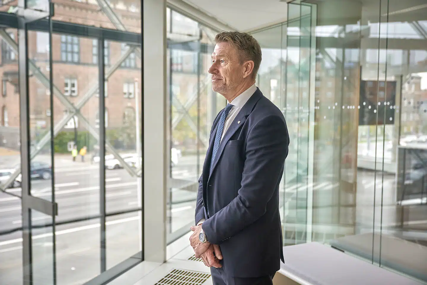 Den norske olie- og energiminister Terje Aasland skuer ud over Rådhuspladsen under en kort pause i Industriens Hus under et besøg i Danmark 13.-14. oktober i år. Terje Aasland spiste blandt andet frokost med Dansk Industris direktør, Lars Sandahl Sørensen, hilste på Vestas' topchef, Henrik Andersen, og besøgte Esbjerg Havn.