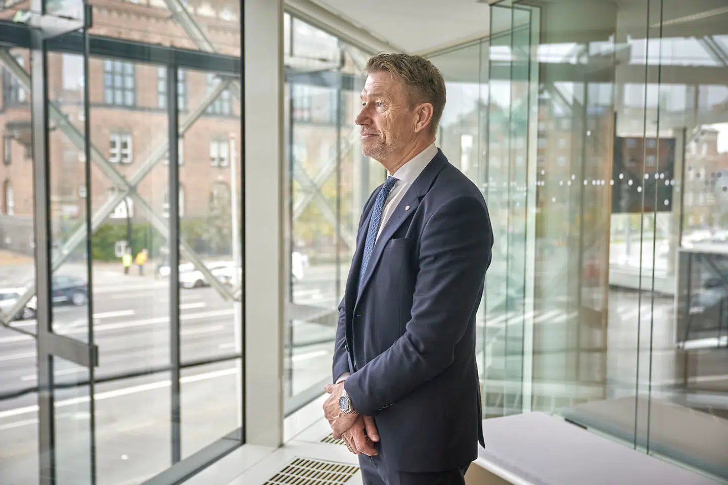 Den norske olie- og energiminister Terje Aasland skuer ud over Rådhuspladsen under en kort pause i Industriens Hus under et besøg i Danmark 13.-14. oktober i år. Terje Aasland spiste blandt andet frokost med Dansk Industris direktør, Lars Sandahl Sørensen, hilste på Vestas' topchef, Henrik Andersen, og besøgte Esbjerg Havn.