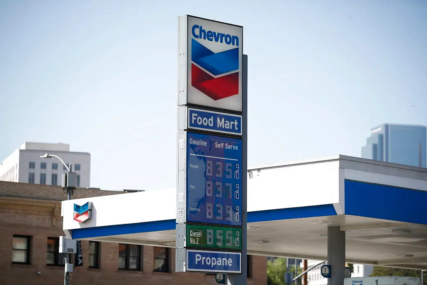 Administrerende direktør i en af verdens største olieselskaber, Chevron, mener, at Vestens underinvesteringer i olie og gas er skyld i den nuværende energikrise.