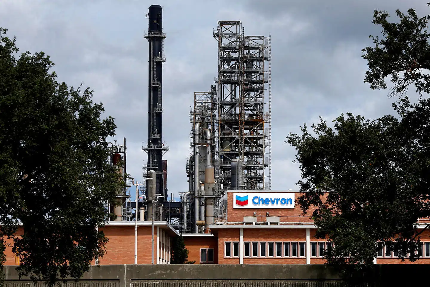 Chevron har rødder i USA og er en af verdens fjerdestørste energiselskab målt på markedsværdi. I 2021 havde virksomheden en omsætning på 156 milliarder dollar, mens de i andet kvartal i 2022 kom ud med et overskud på knap 12 milliarder dollar (knap 88 milliarder kroner).