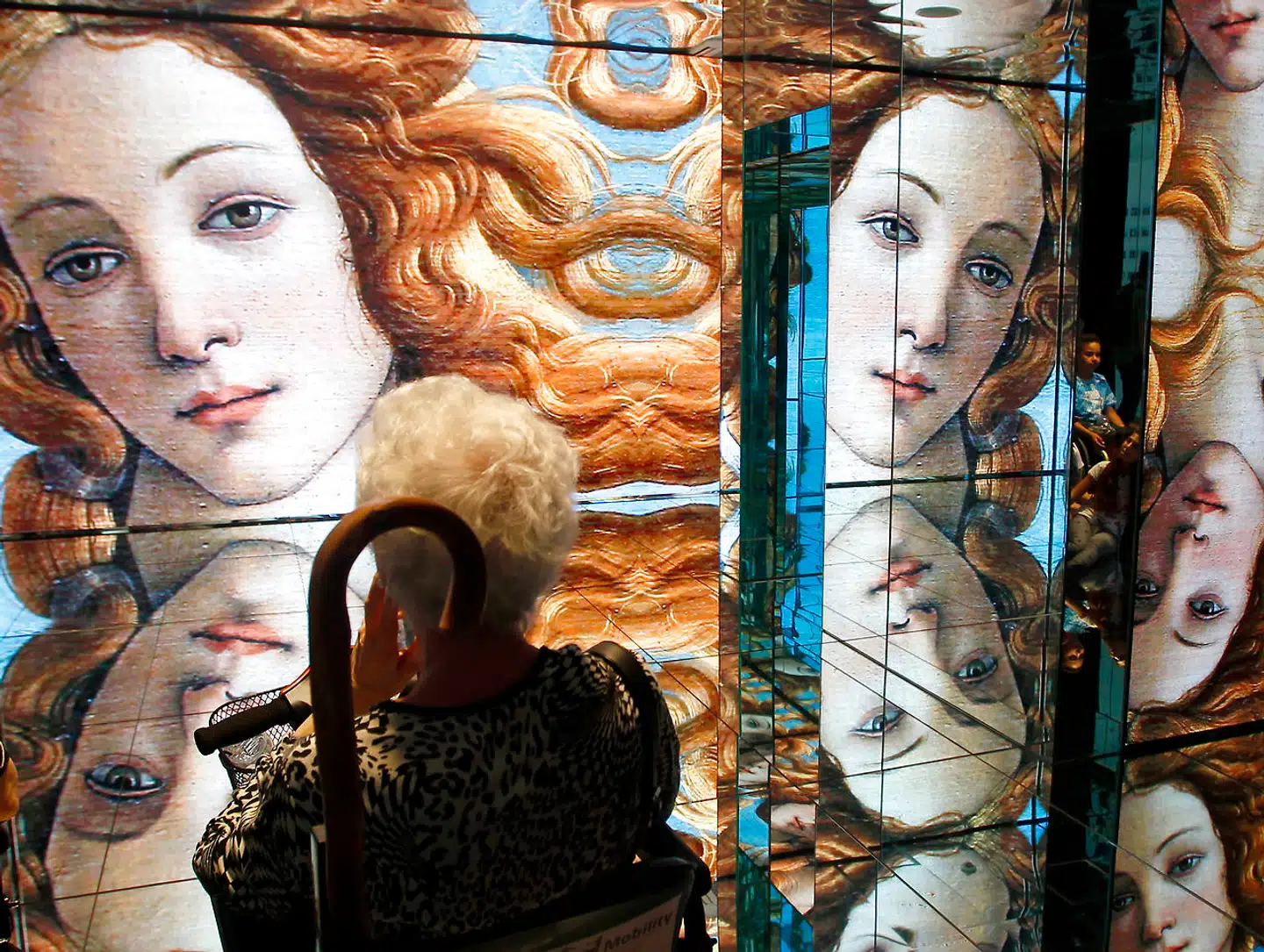 Det er dette motiv fra Botticellis maleri »Venus' fødsel«, som det franske luksusmærke Jean-Paul Gaultier uden tilladelse har brugt i en tøjserie. Billedet er fra udstillingen Expo 2015 i byen Rho i nærheden af Milano i 2015.