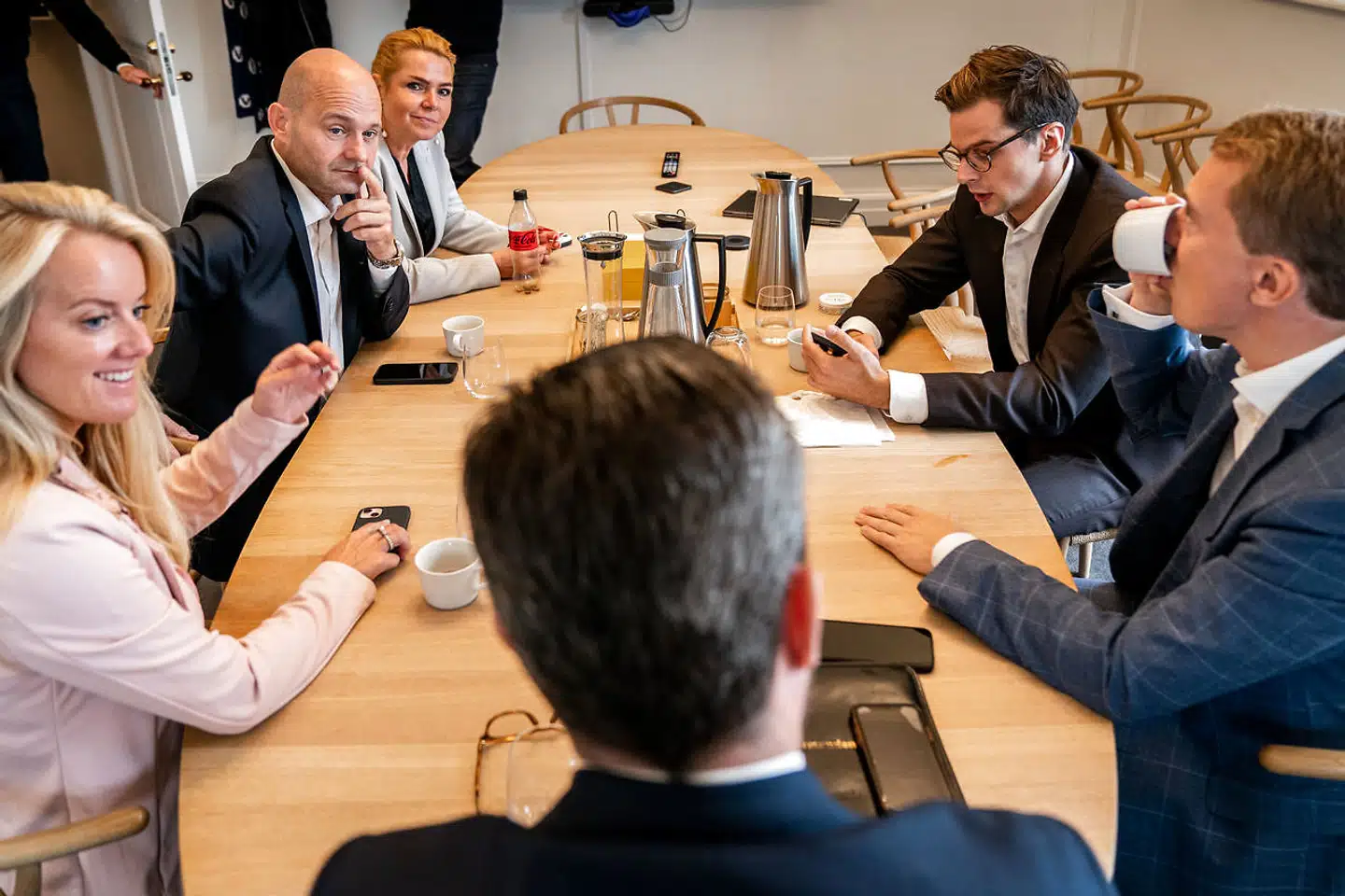 Det var en central del af K-formand Søren Pape Poulsens skatteplan at afskaffe topskatten. Lige indtil Danmarksdemokraternes Inger Støjberg sagde nej. Nu kommer Nye Borgerliges formand Pernille Vermund med en skatteplan i bestræbelserne på at finde en fælles borgerlig tilgang til skattelettelser. Her ses de blå partiledere med Venstres Jakob Ellemann-Jensen for bordenden.